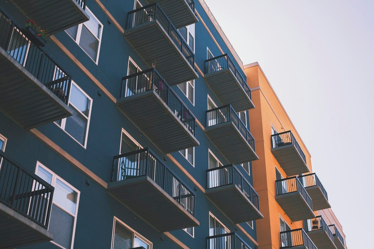 Fachada de um edifício residencial com varandas
